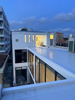 ระเบียงเปิดและระเบียงมีหลังคา